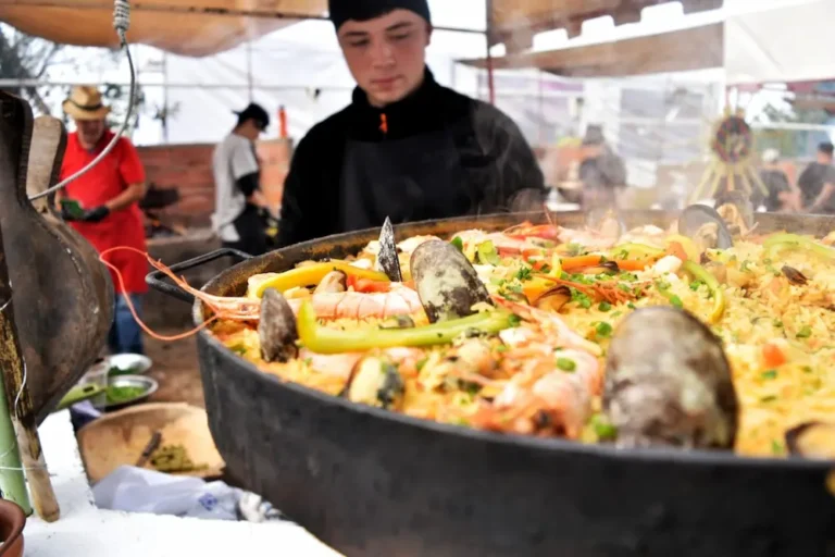 Puestos de comida al disco de arado en la Fiesta Nacional de Villa Yacanto, Córdoba.