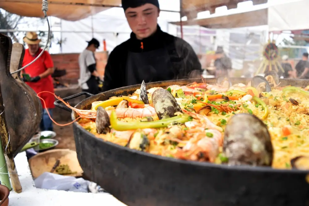 Puestos de comida al disco de arado en la Fiesta Nacional de Villa Yacanto, Córdoba.