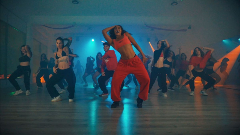 Bailando en la fiesta Reggaetold en Córdoba, edición 2026.