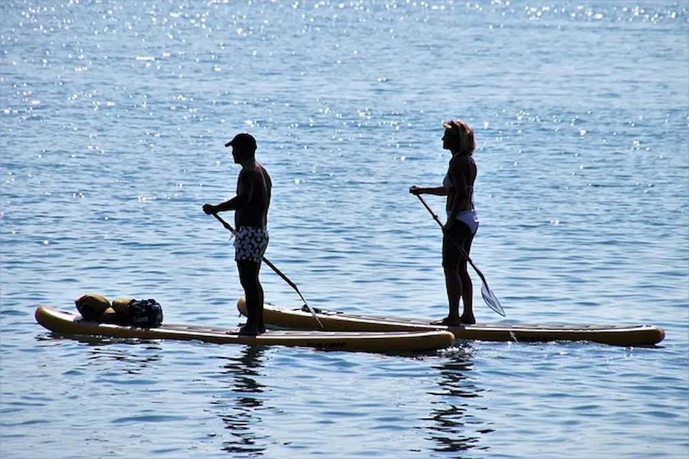 Personas practicando SUP en el Lago Los Molinos Córdoba
