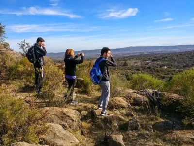 Grupo de personas haciendo trekking por los senderos naturales de Nono, Córdoba.