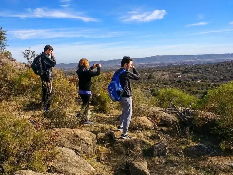 Grupo de personas haciendo trekking por los senderos naturales de Nono, Córdoba.