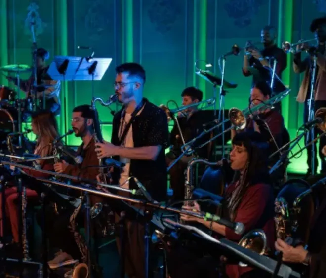 Integrantes de la Córdoba Jazz Orchestra y Daniel Maza tocando en vivo.