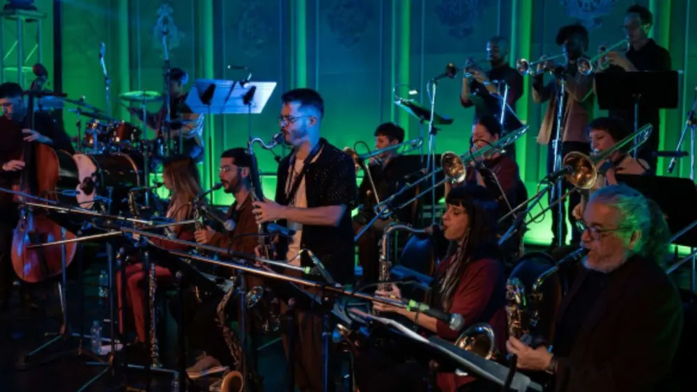 Integrantes de la Córdoba Jazz Orchestra y Daniel Maza tocando en vivo.
