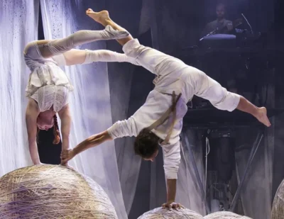 Acróbatas de la compañía Cirkus Cirkör en el espectáculo Knitting Peace en Córdoba
