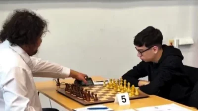 Faustino Oro jugando al ajedrez en la Bundesliga alemana