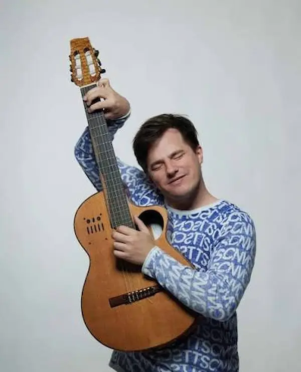 Nahuel Pennisi cantando con su guitarra junto a la Orquesta de Cuerdas en Córdoba