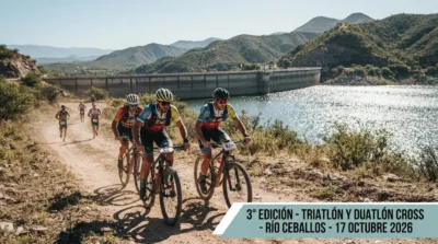 Competidores en bicicleta durante la carrera de Triatlón y Duatlón Cross en Río Ceballos Córdoba